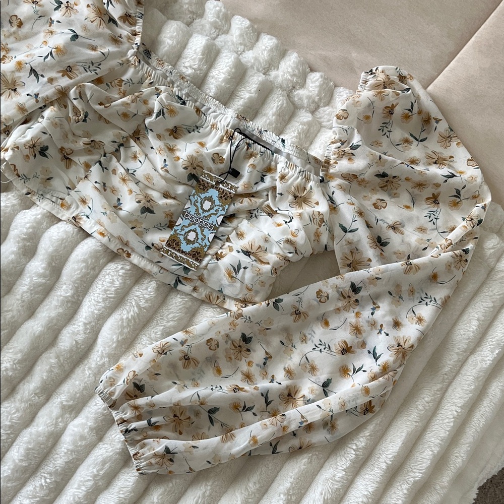 NWT Boohoo Woven Daisy Ruched Crop Top Ivory